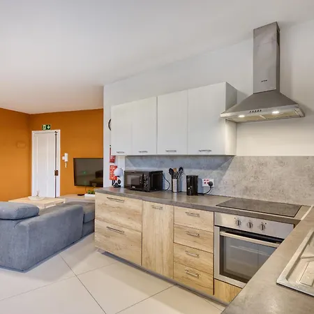 Apartmán Modern & Cosy 2 Bedroom With Balcony Bsai1-1 *